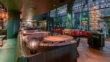 Sarapan dihidangkan, masakan tempatan dan antarabangsa