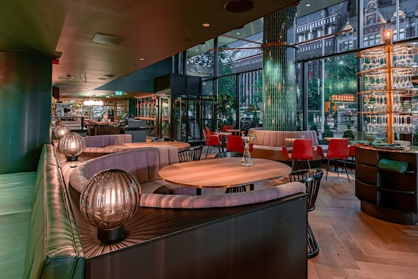 Breakfast, lunch, dinner served; local and international cuisine