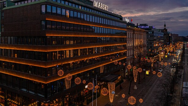 Un edificio de varios pisos con el nombre "MARSKI" bien visible.