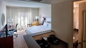 Pengeskab på værelset, skrivebord, arbejdsområde til bærbare computere