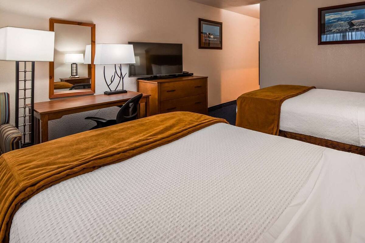 Tabla de planchar con plancha, wifi gratis, despertador y ropa de cama