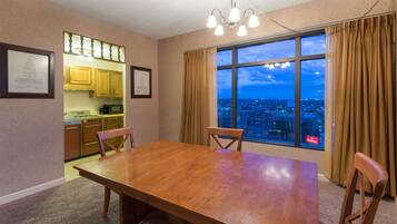 Brankas, meja kerja, setrika/meja setrika, dan tempat tidur bayi gratis