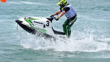 Una persona montando un jet ski sobre el agua.