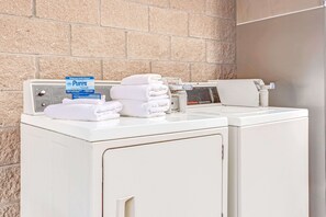 Caja fuerte, escritorio, cunas (de pago) y camas supletorias