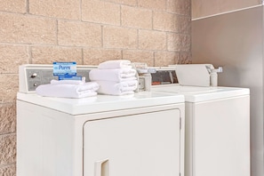Coffre-fort, bureau, lit de bébé (supplément)