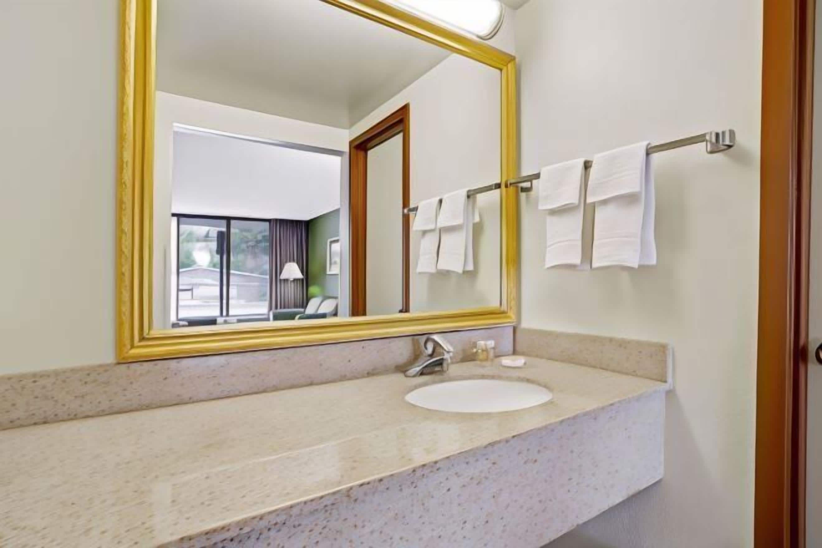 Baño | Regadera, amenidades de baño gratuitas, secadora de cabello, toallas 