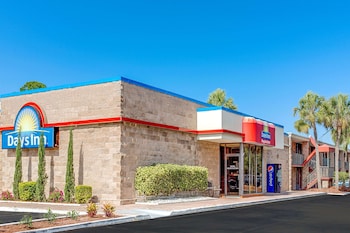 Days Inn by Wyndham Bradenton - Near the Gulf