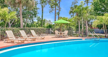 Days Inn by Wyndham Bradenton - Near the Gulf