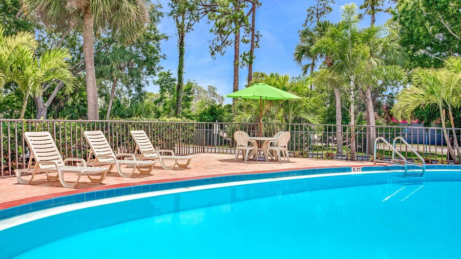 Days Inn by Wyndham Bradenton - Near the Gulf