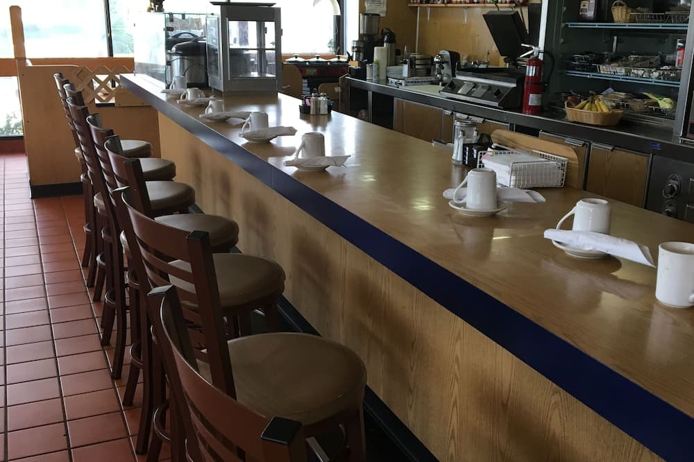 Days Inn by Wyndham Bradenton - Near the Gulf