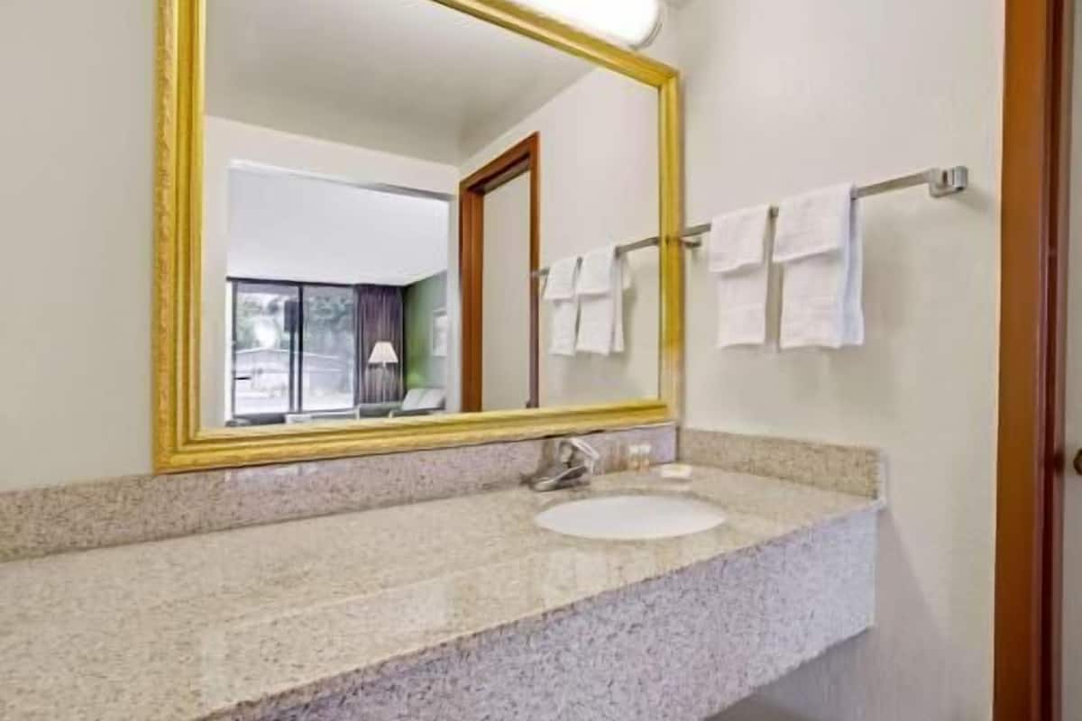 Badezimmer | Dusche, kostenlose Toilettenartikel, Haartrockner, Handtücher