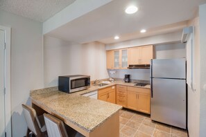 Refrigerador con freezer, microondas, placa de cocina, lavavajillas
