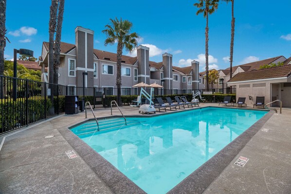 Outdoor pool, pool loungers