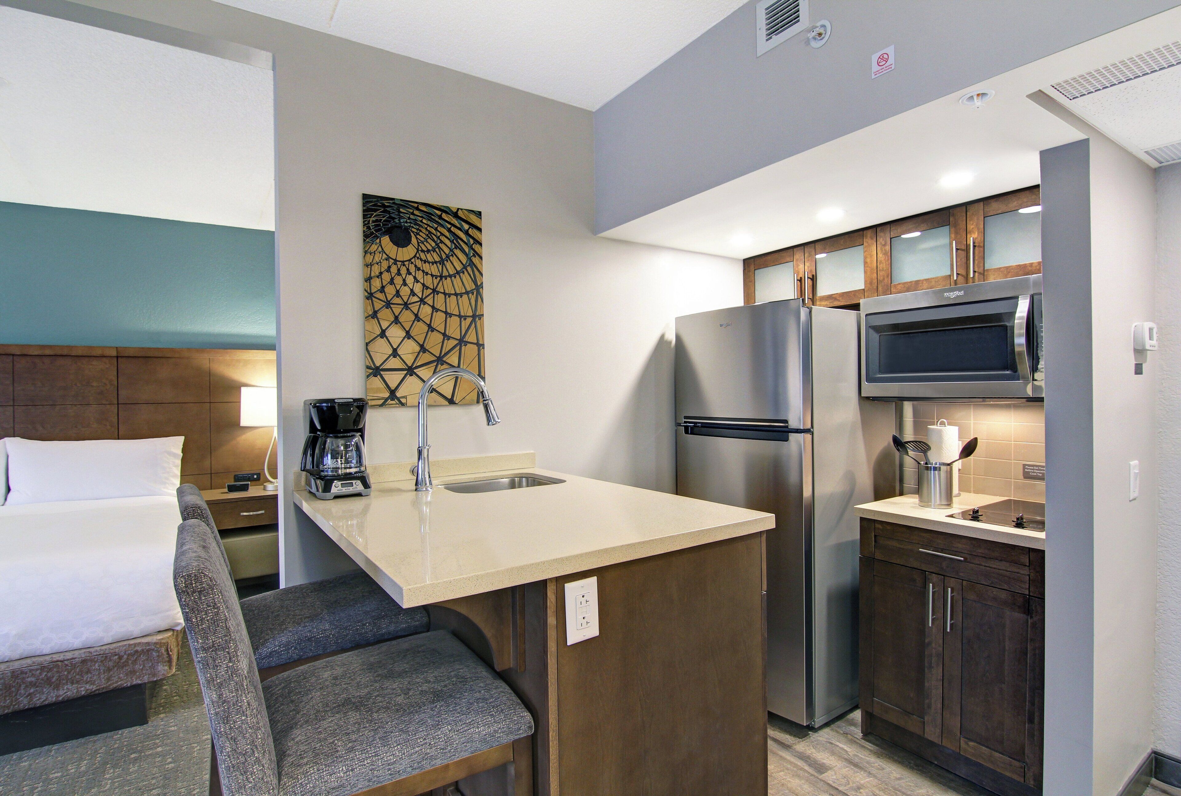 Studio Suite, 1 King Bed, Kitchen | Room amenity