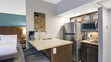 Studio Suite, 1 King Bed, Kitchen | Room amenity
