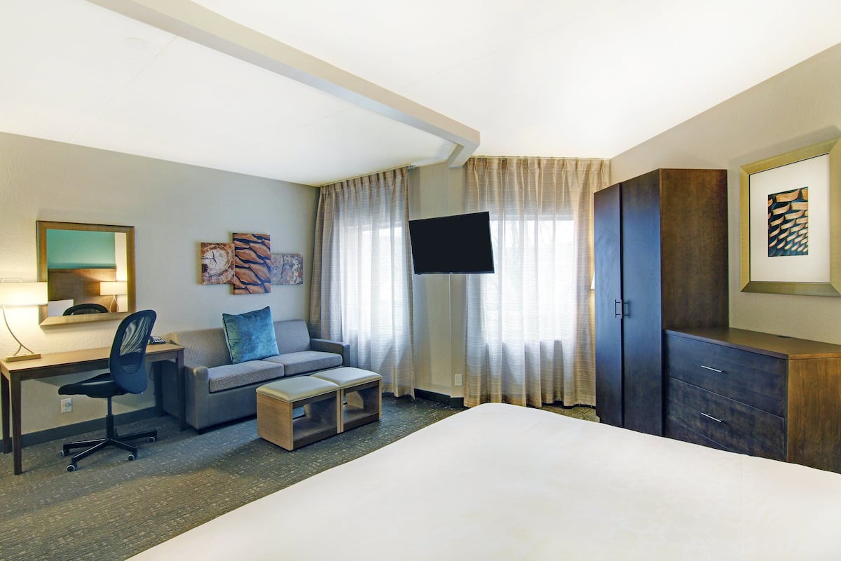 Suite studio, 1 très grand lit, cuisine | Couette en duvet, bureau, rideaux d’obscurcissement