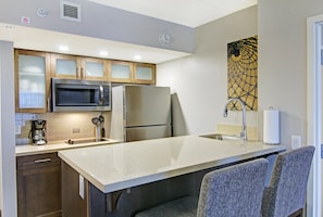 Full-size fridge, microwave, stovetop, dishwasher