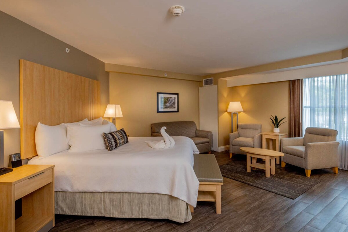 Room, 1 King Bed, Fireplace | Premium bedding, desk, laptop workspace, iron/ironing board