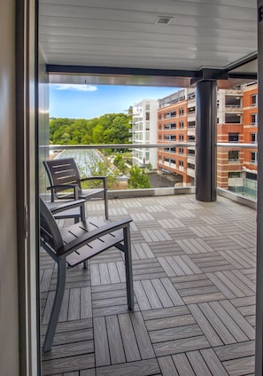 Quarto solteiro luxo, 1 cama King, vista para a cidade | Terraço/pátio