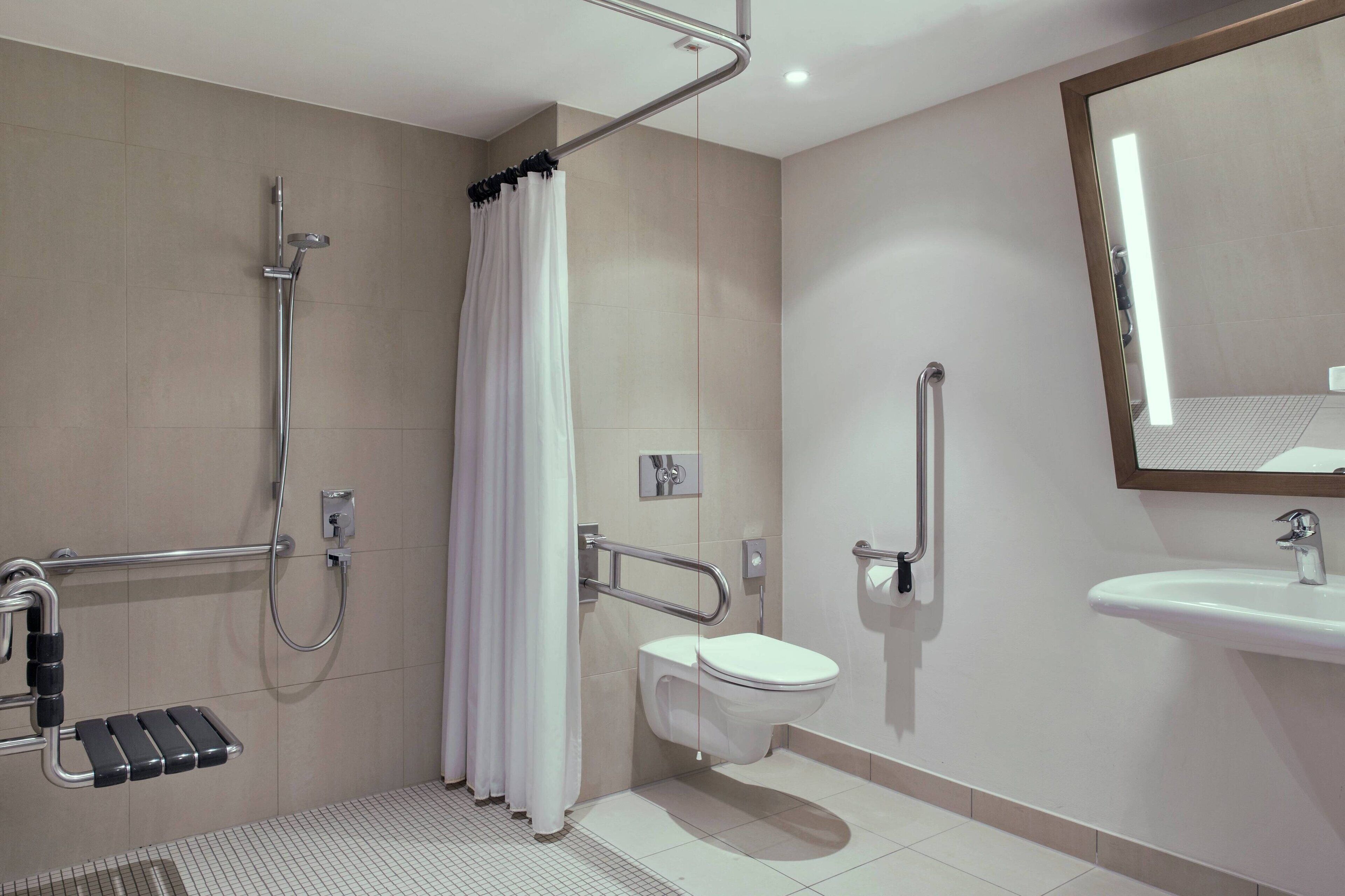 standard room, 1 queen bed | bathroom | shower, free toiletries, hair dryer, towels
