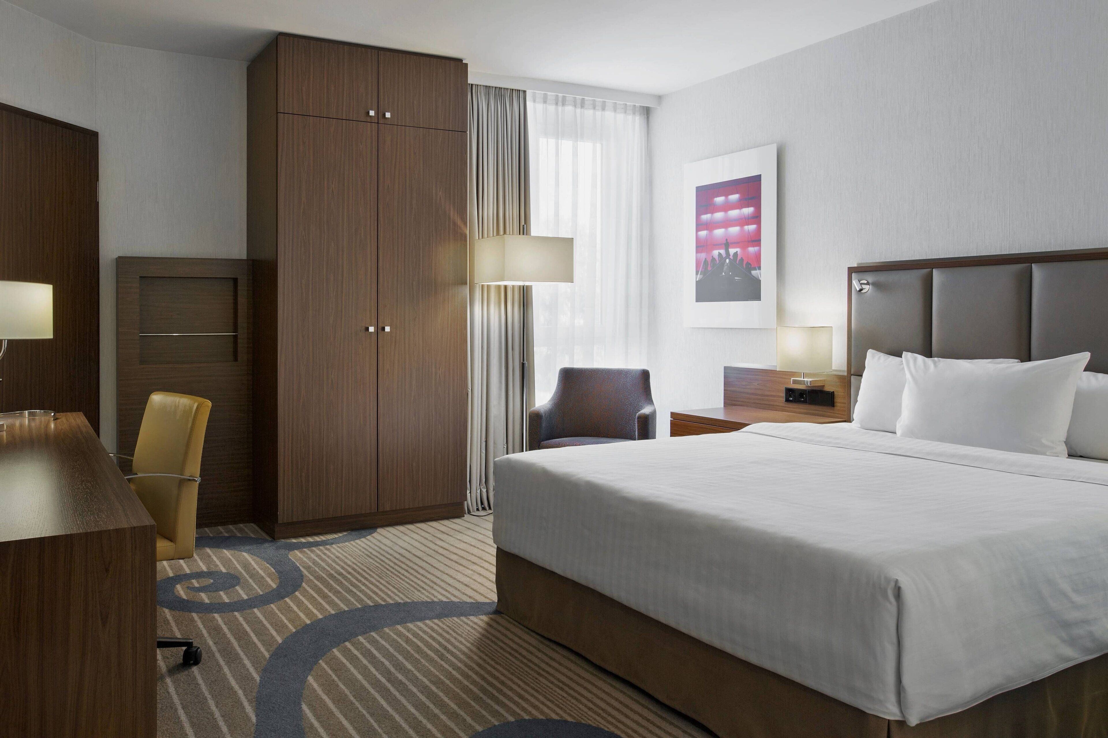 standard room, 1 queen bed | 1 bedroom, in-room safe, desk, laptop workspace