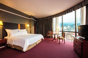 ميني بار وخزنة داخل الغرفة ومكواة/لوح كي وأسرّة أطفال/رضّع (مجانًا)