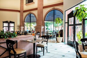 حيث تُقدم وجبات الإفطار، الغداء، العشاء، الاطباق المكسيكية