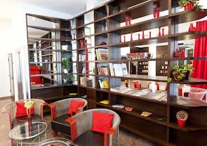Coin salon dans le hall