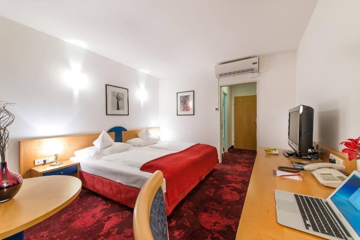 In-room safe, desk, laptop workspace, blackout drapes