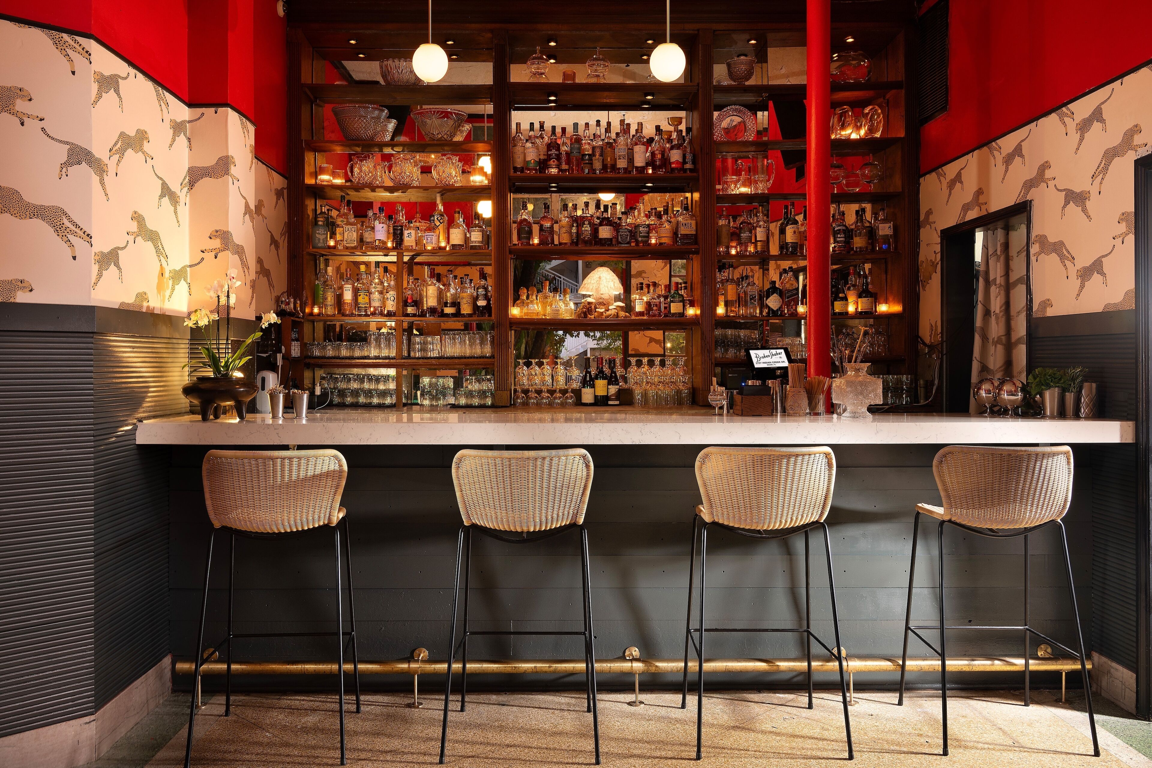 Cocktail bar, pool views, open daily