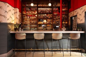 Cocktail bar, pool views, open daily - Freehand Miami (Miami Beach)