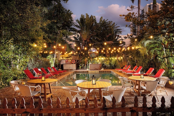 Açık yüzme havuzu, şezlonglar