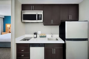 Frigorífico grande, microondas, placa de cocina y lavavajillas