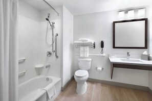 Combined shower/bathtub, free toiletries, hair dryer, towels