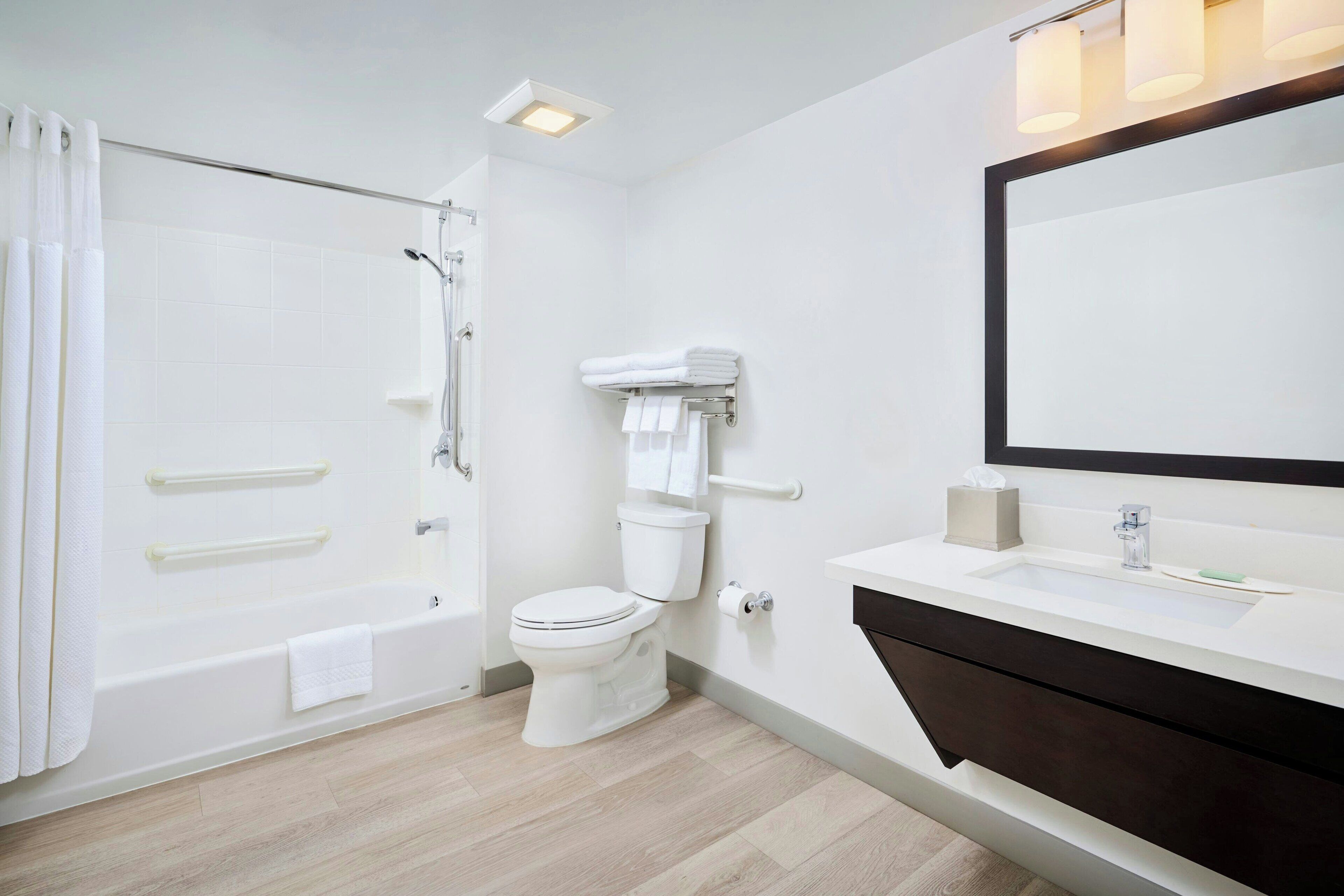 suite, 2 bedrooms | bathroom | combined shower/bathtub, free toiletries, hair dryer, towels