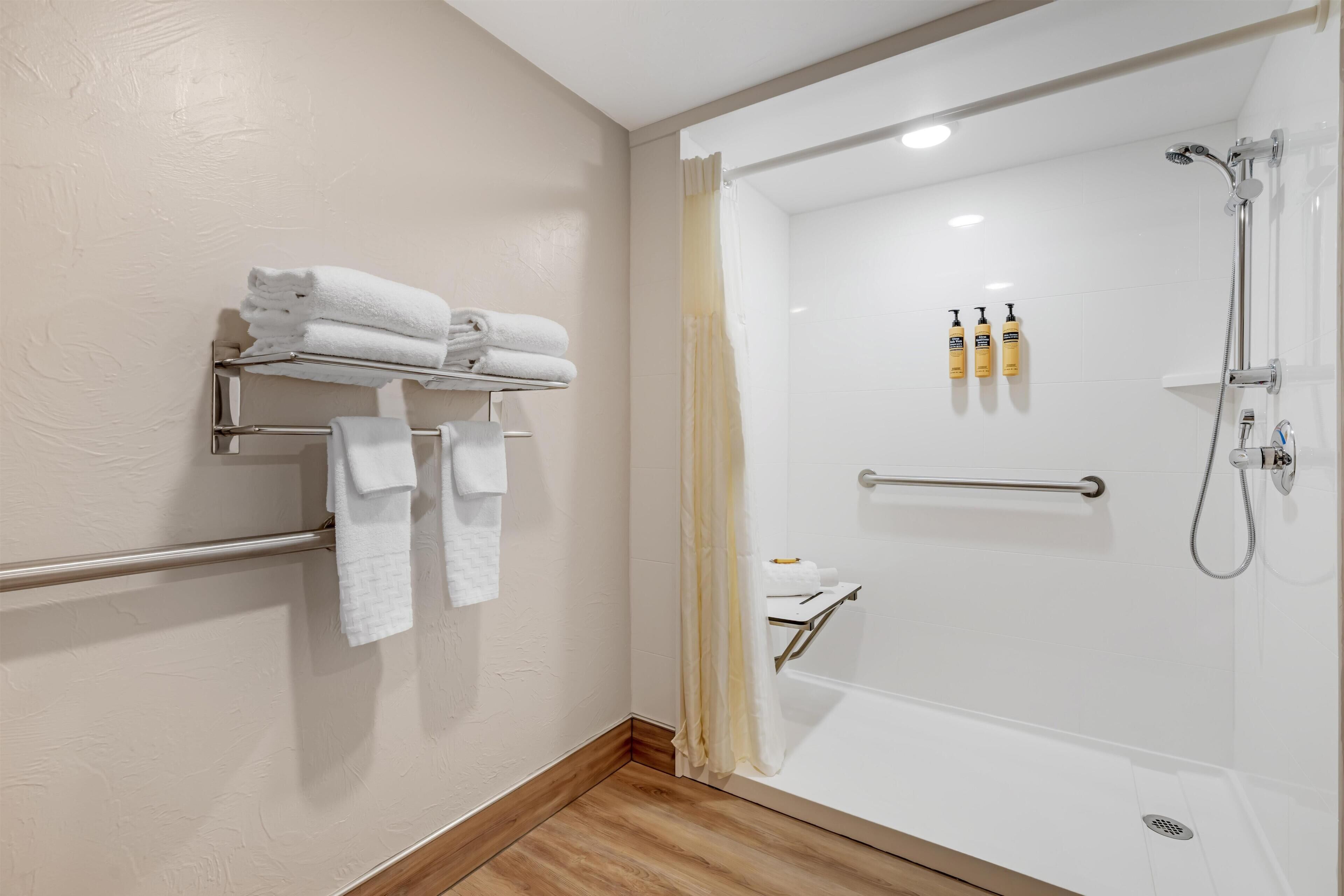 Habitación estándar, 1 cama King size, con acceso para personas discapacitadas, para no fumadores | Baño | Tina con regadera, amenidades de baño gratuitas, secadora de cabello 