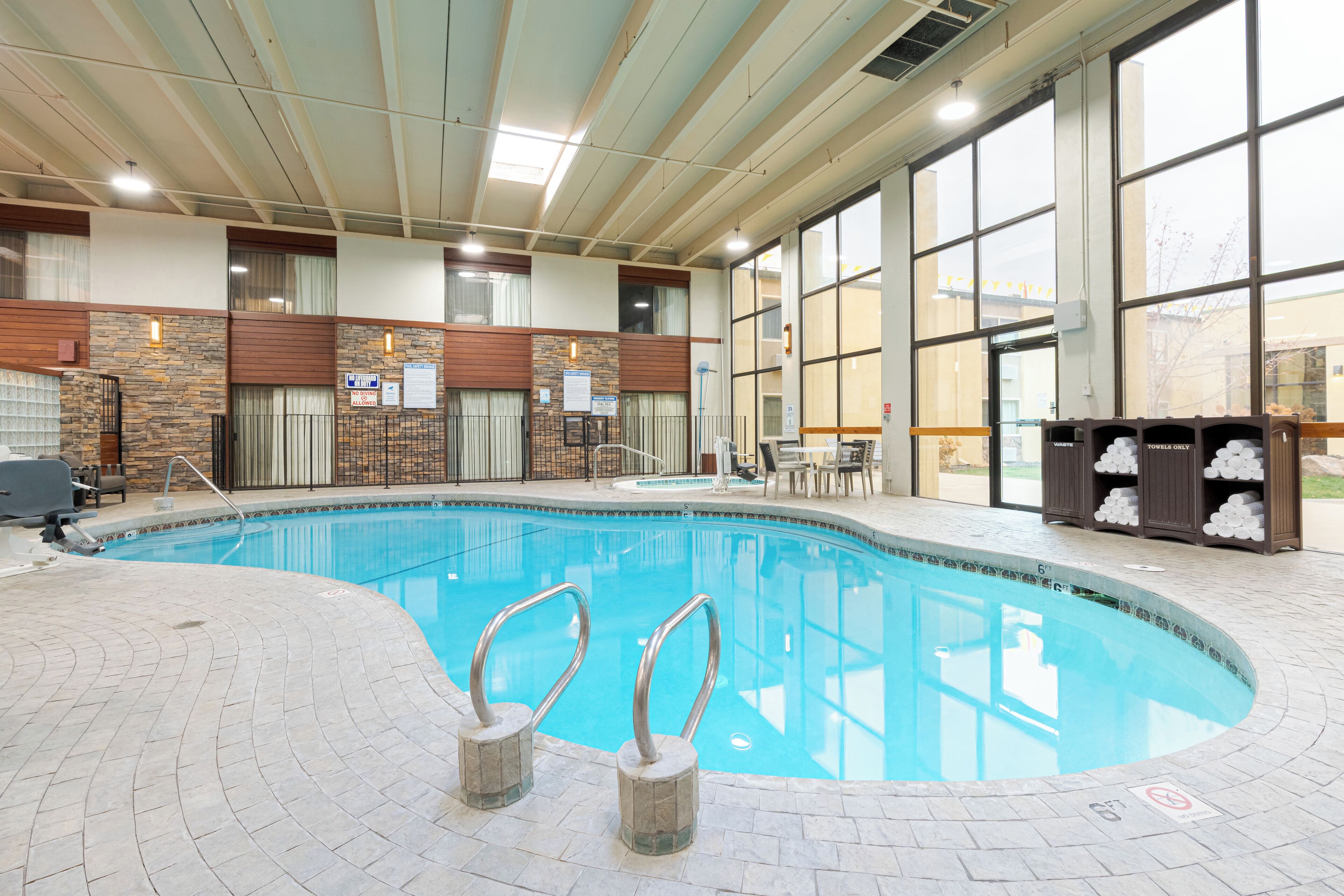 Una piscina cubierta