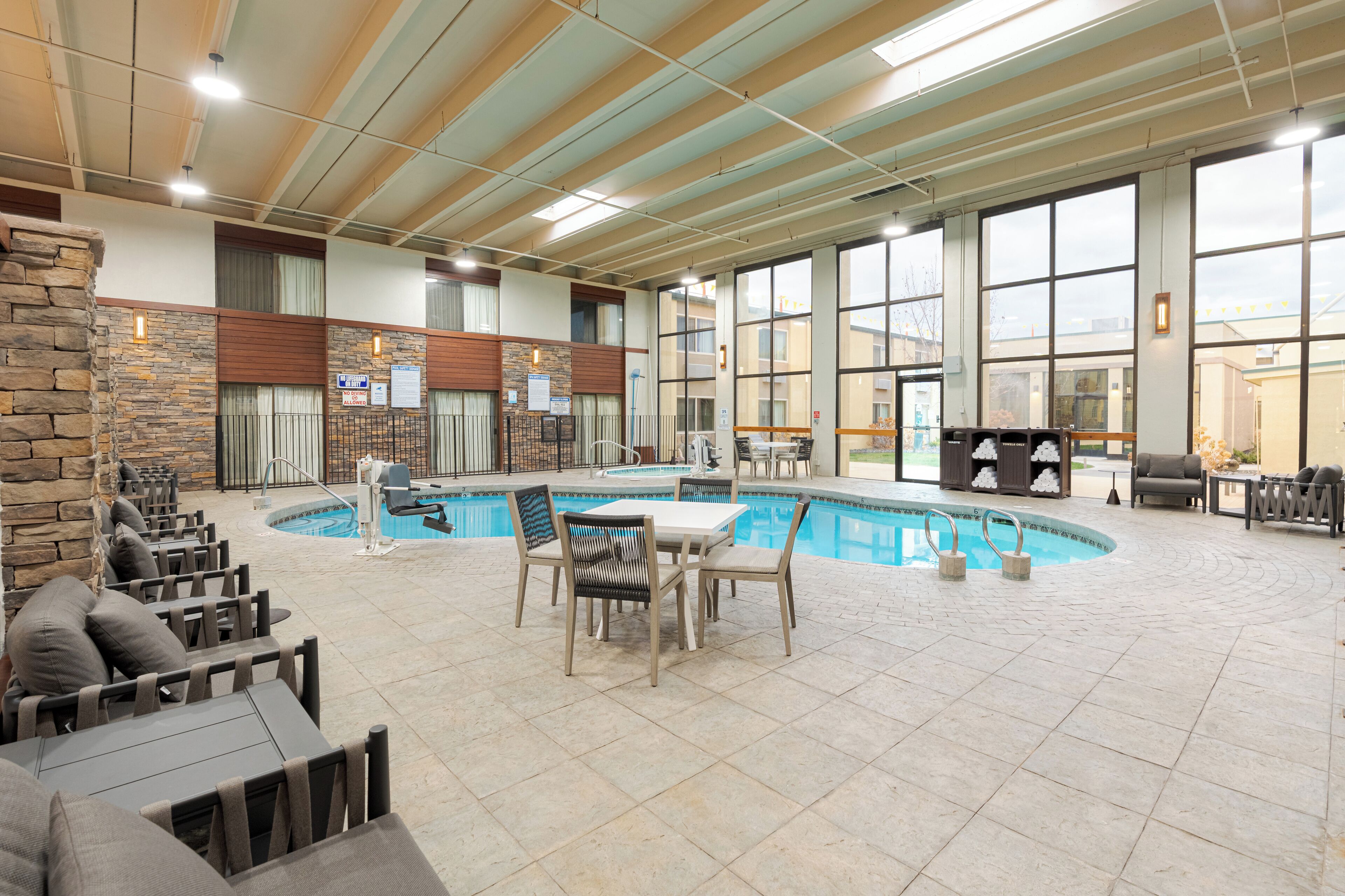 Una piscina cubierta