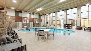 Una piscina cubierta