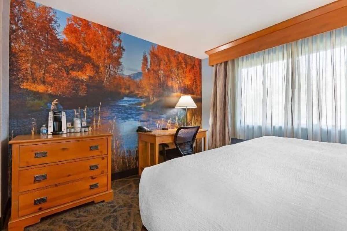 Premium bedding, pillowtop beds, in-room safe, desk