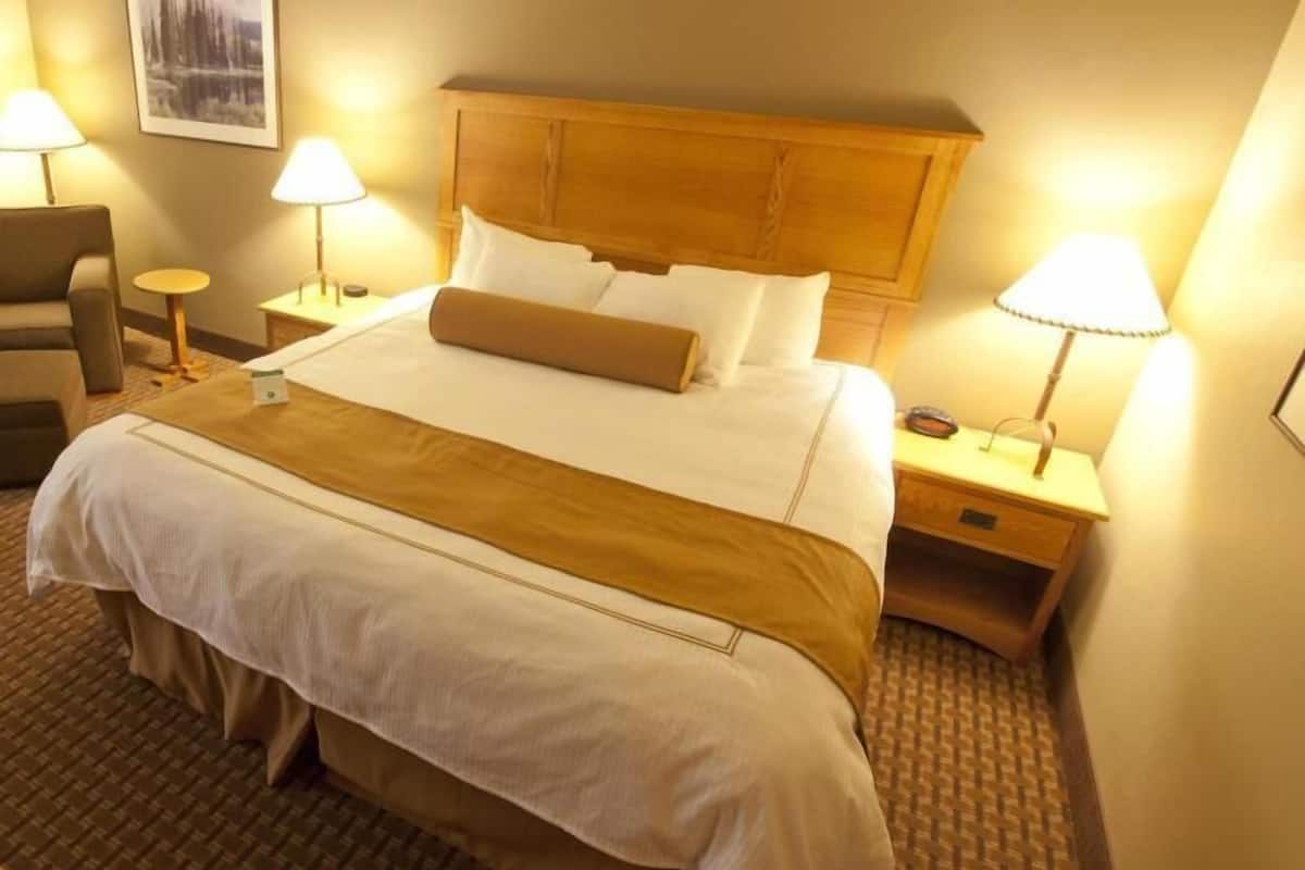 Premium bedding, pillowtop beds, in-room safe, desk