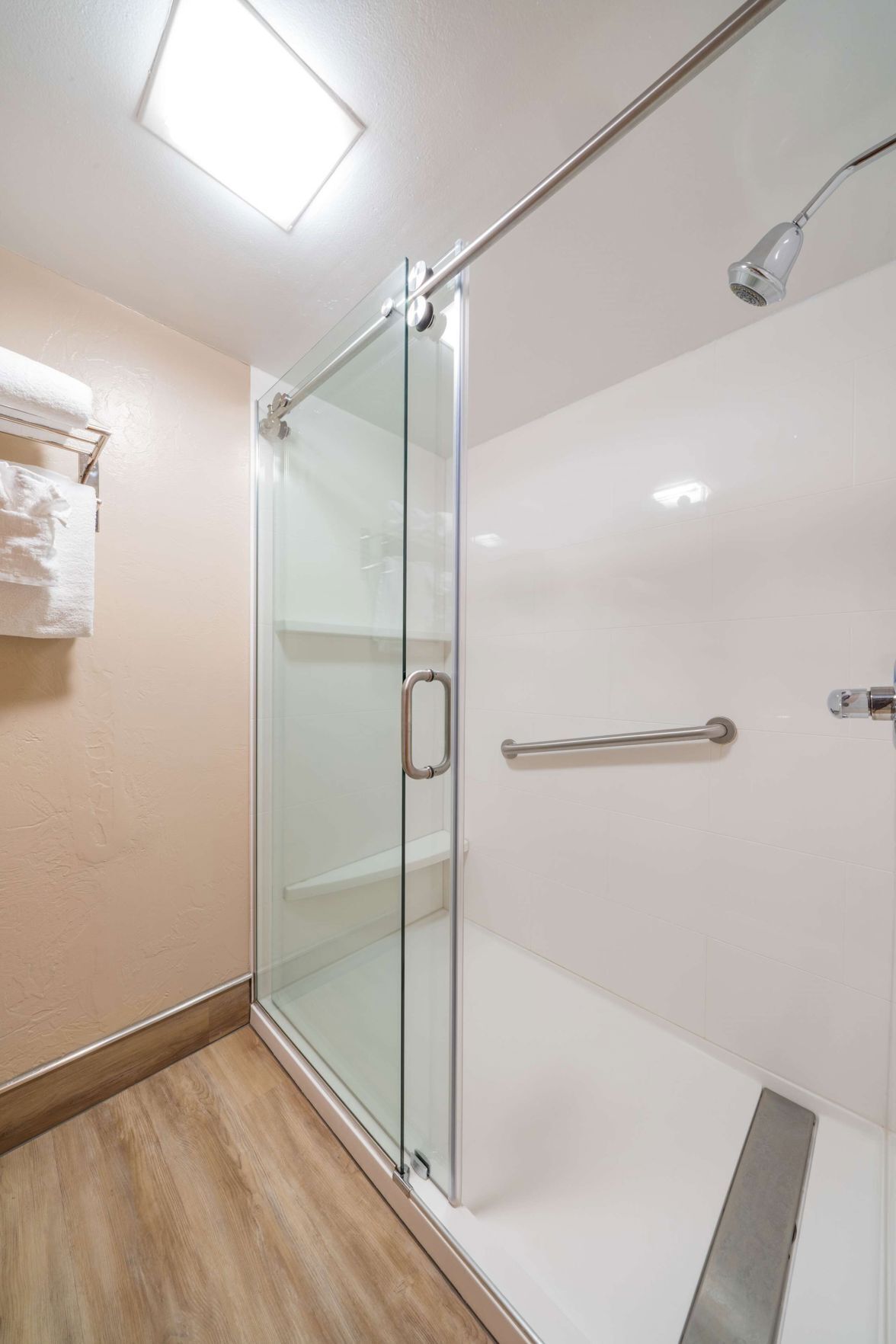 Bathroom | Combined shower/tub, free toiletries, hair dryer, towels