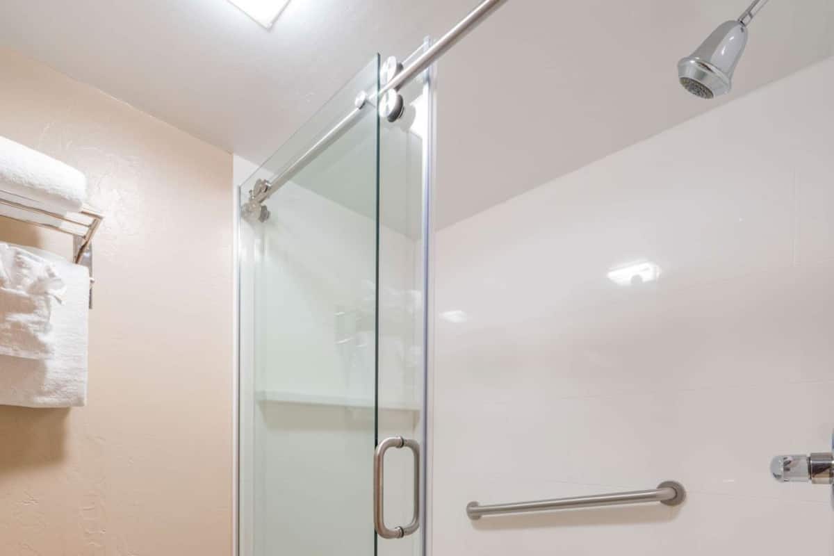 Bathroom | Combined shower/tub, free toiletries, hair dryer, towels