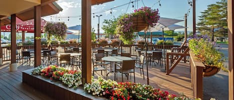 朝食、ランチ、ディナーに営業 (アメリカ料理)