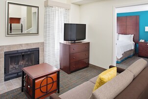 高档床上用品、客房内保险箱、办公桌、笔记本电脑工作区