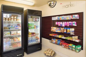 Vending machine - Residence Inn by Marriott Seattle South/Tukwila (Tukwila)