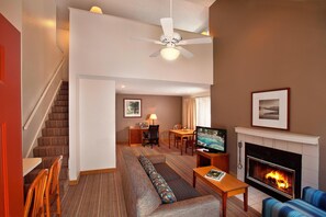 Penthouse, 1 slaapkamer, open haard | 1 slaapkamer, een kluis op de kamer, een bureau, een laptopwerkplek