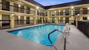 A hotel with a swimming pool, multiple balconies, and a modern architectural design. - Baymont by Wyndham Griffin (Griffin)