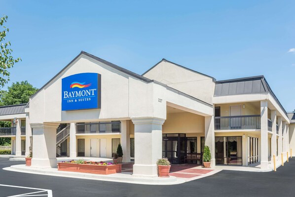 Baymont Inn & Suites features a modern architectural design with a welcoming atmosphere.