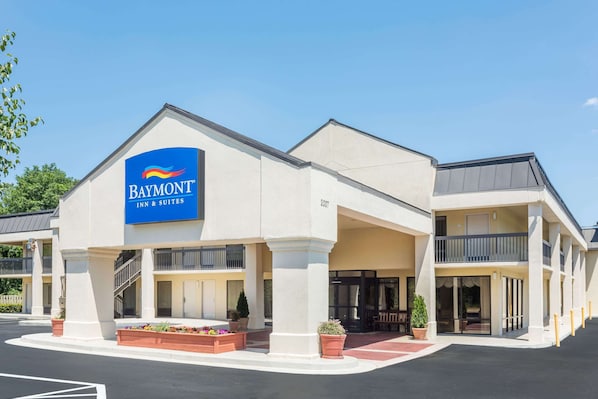 Baymont Inn & Suites features a modern architectural design with a welcoming atmosphere.
